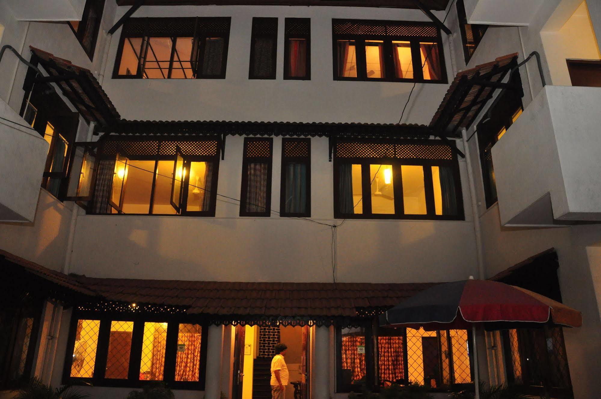 Blue Seas Guest House Dehiwala-Mount Lavinia Екстериор снимка