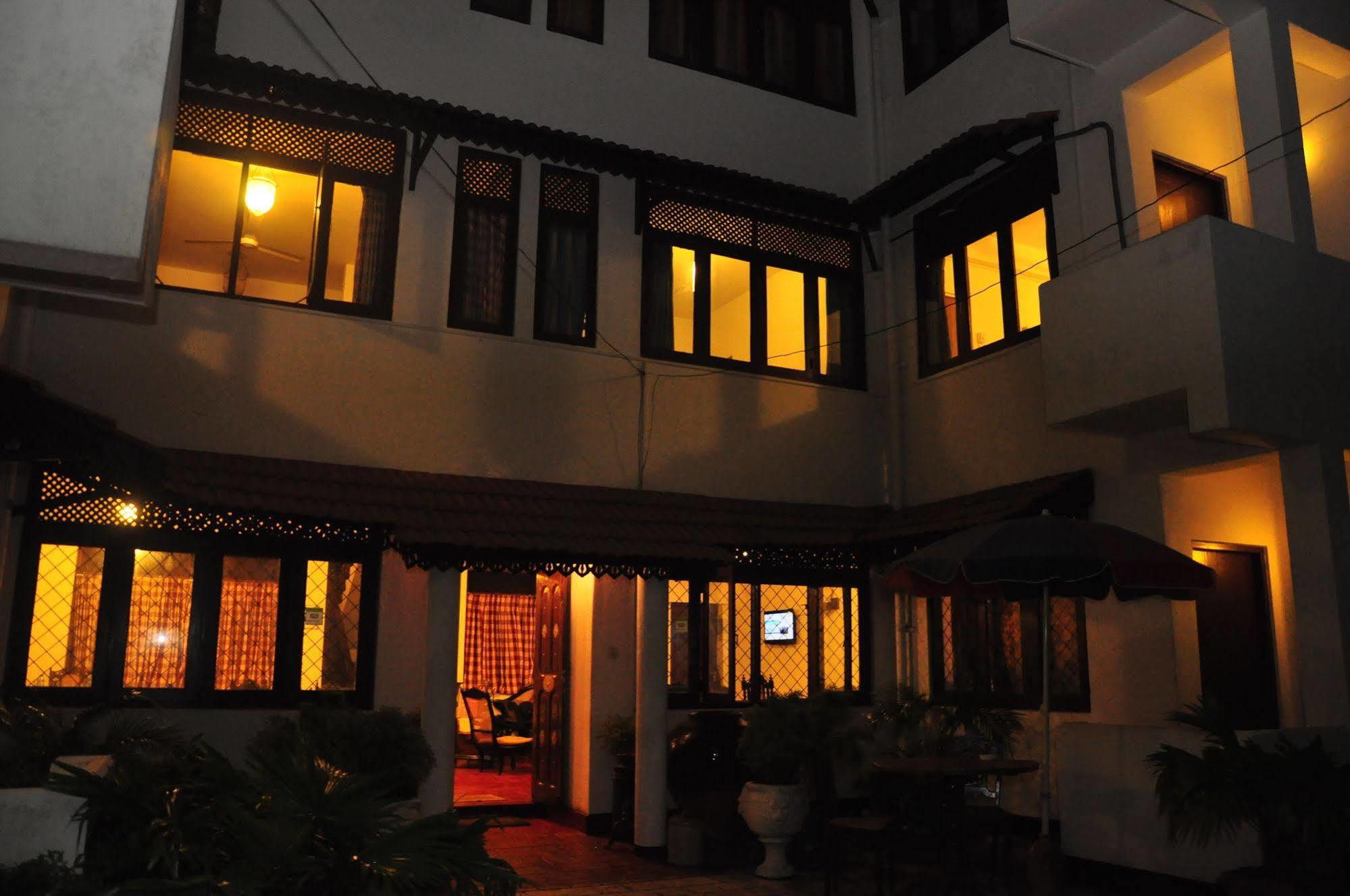 Blue Seas Guest House Dehiwala-Mount Lavinia Екстериор снимка