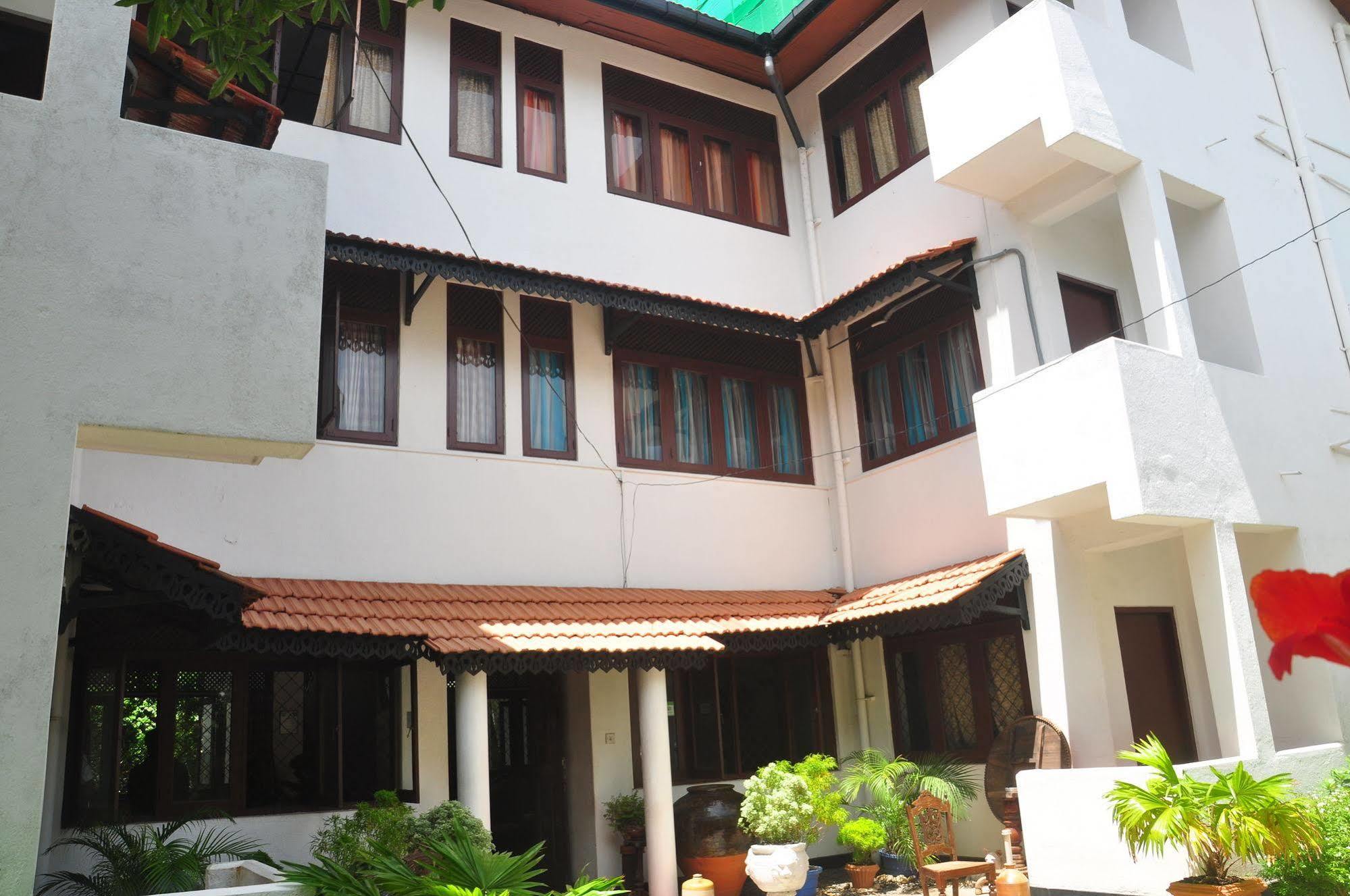 Blue Seas Guest House Dehiwala-Mount Lavinia Екстериор снимка