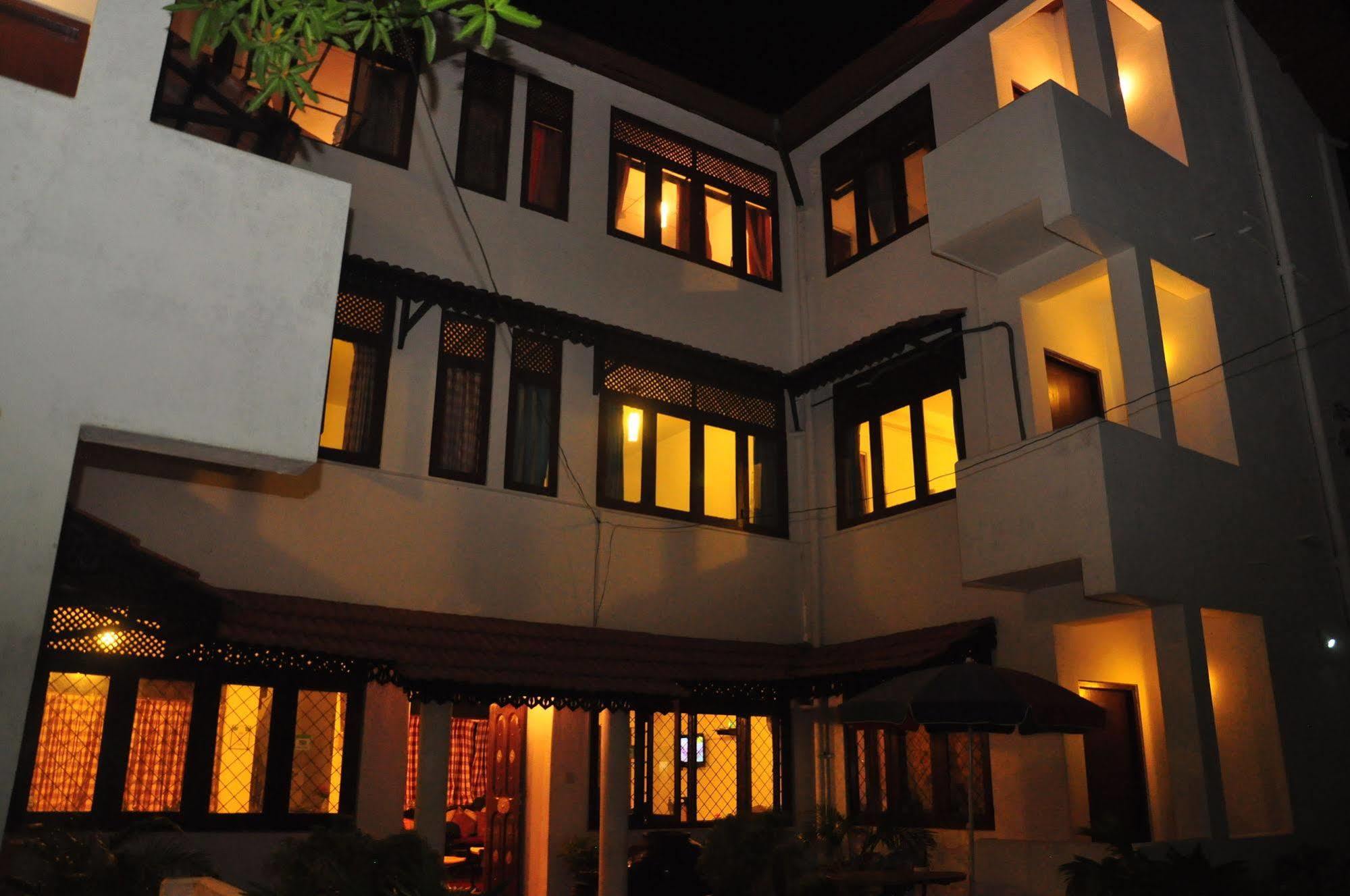 Blue Seas Guest House Dehiwala-Mount Lavinia Екстериор снимка