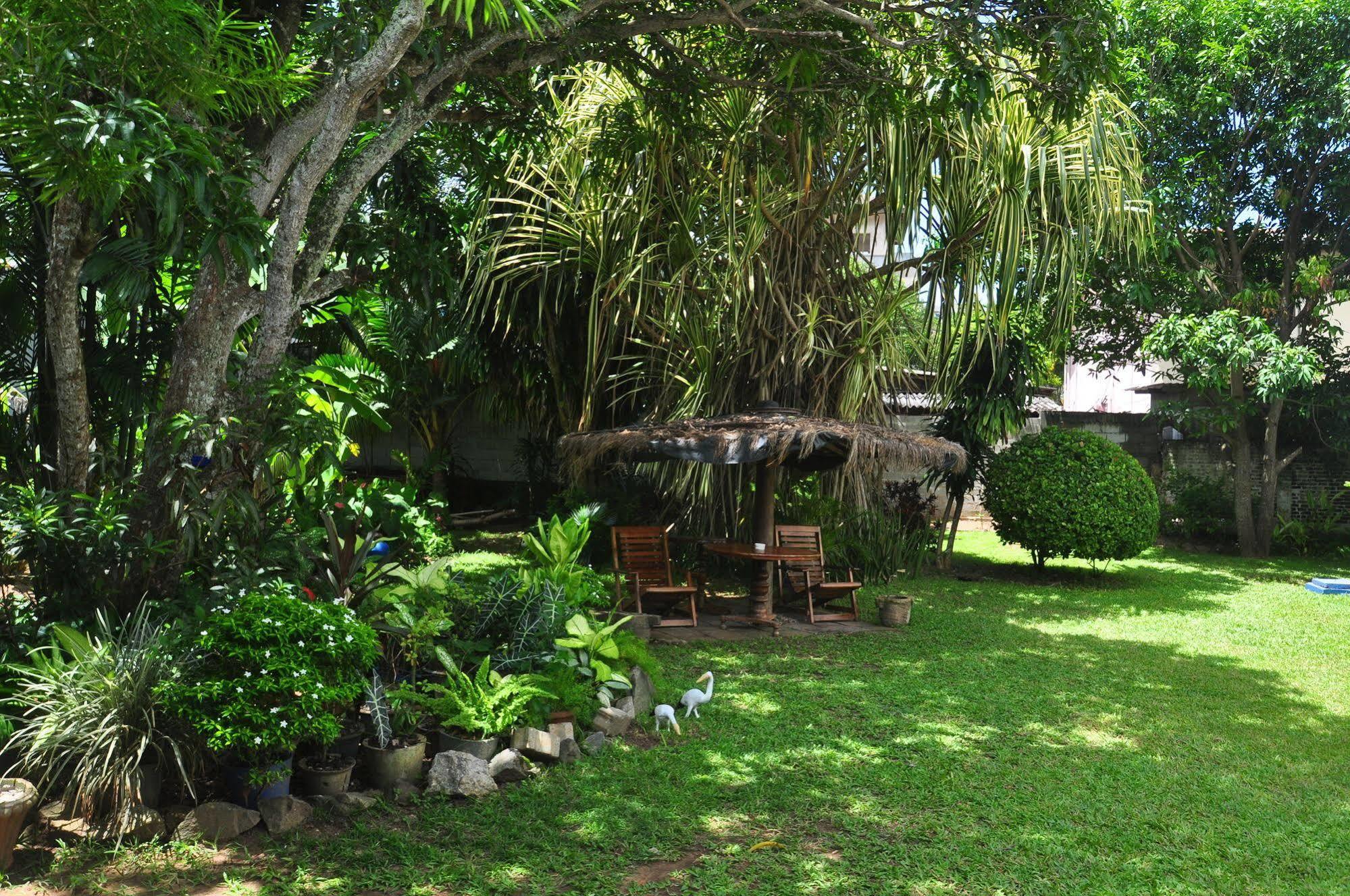 Blue Seas Guest House Dehiwala-Mount Lavinia Екстериор снимка