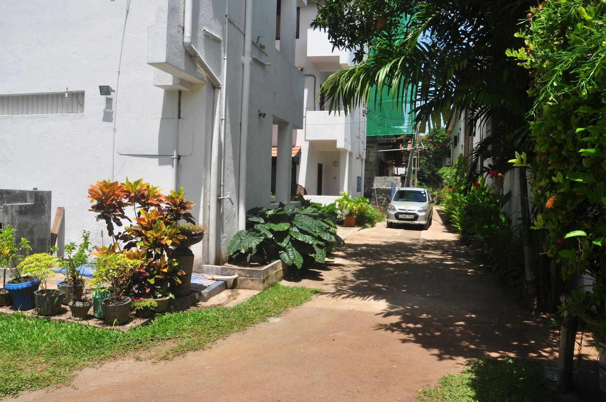 Blue Seas Guest House Dehiwala-Mount Lavinia Екстериор снимка