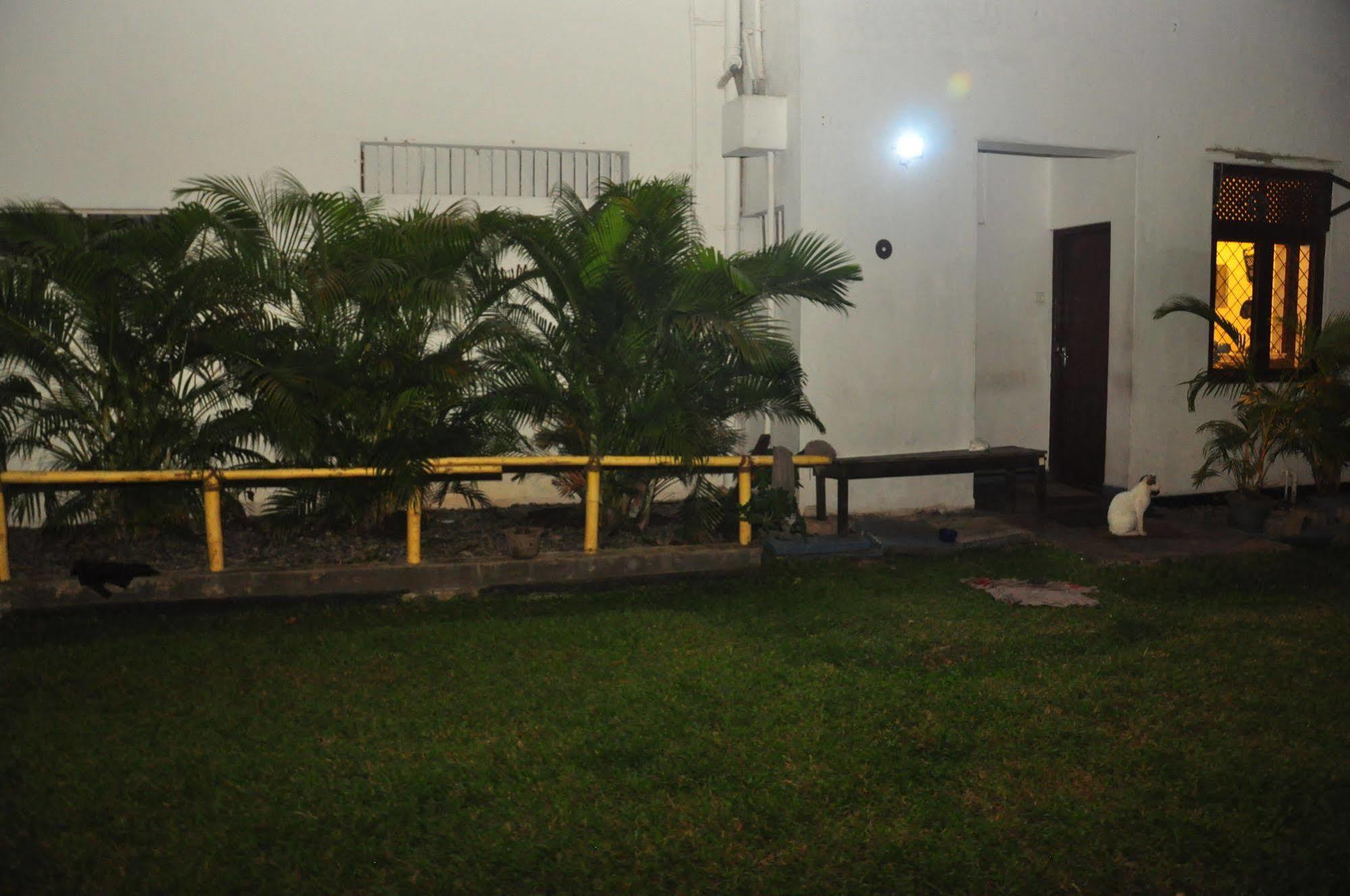 Blue Seas Guest House Dehiwala-Mount Lavinia Екстериор снимка